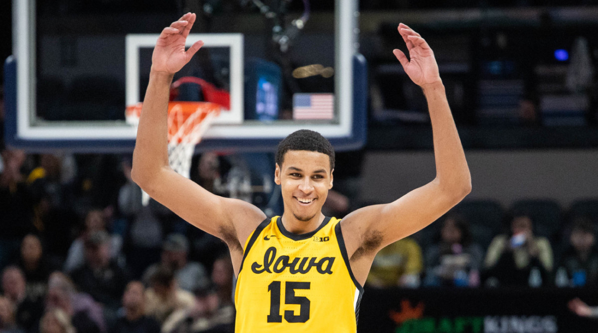 Iowa Hawkeyes forward Keegan Murray (15)